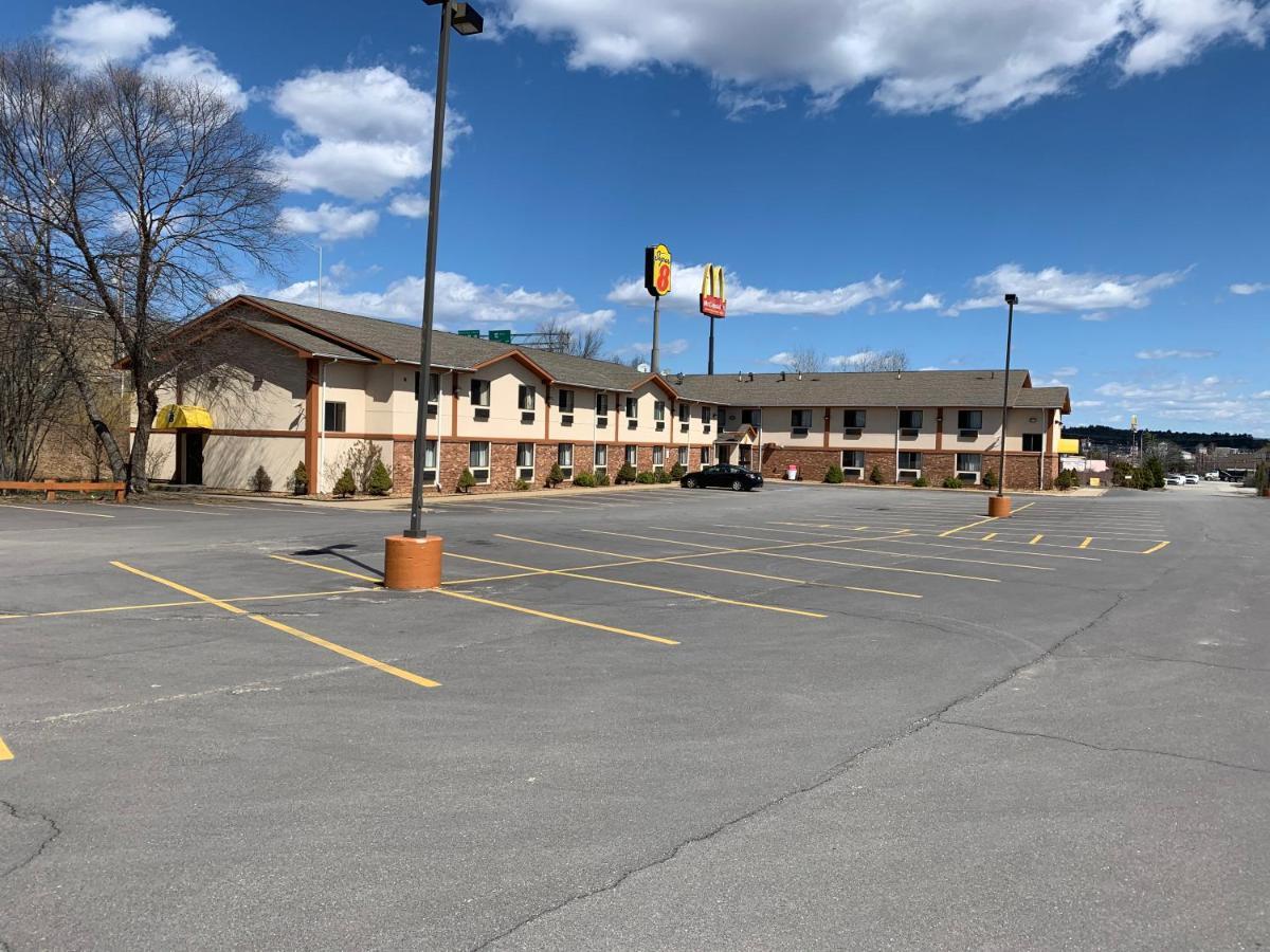 Super 8 by Wyndham Tilton/Lake Winnipesaukee Bagian luar foto