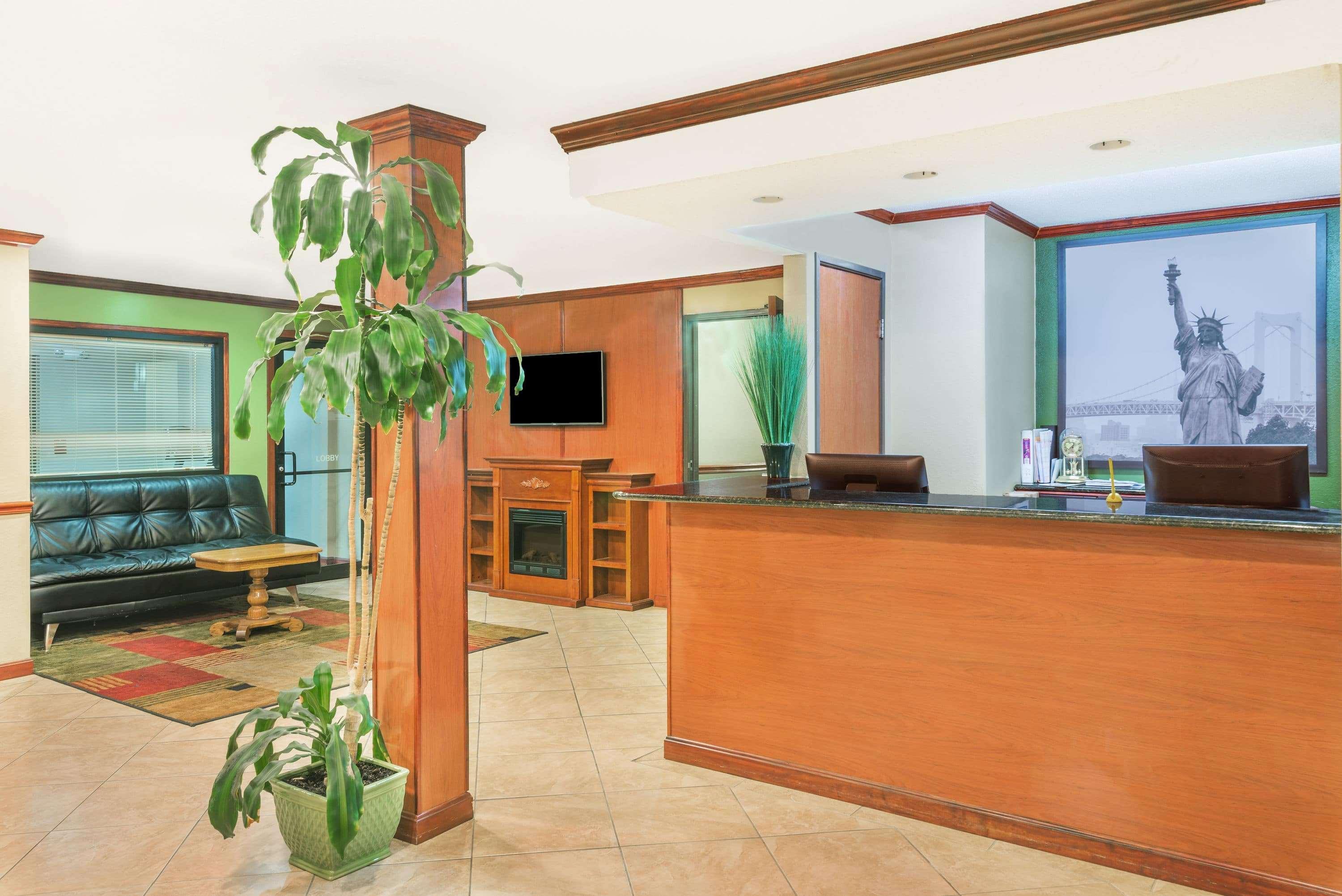 Super 8 by Wyndham Tilton/Lake Winnipesaukee Bagian luar foto