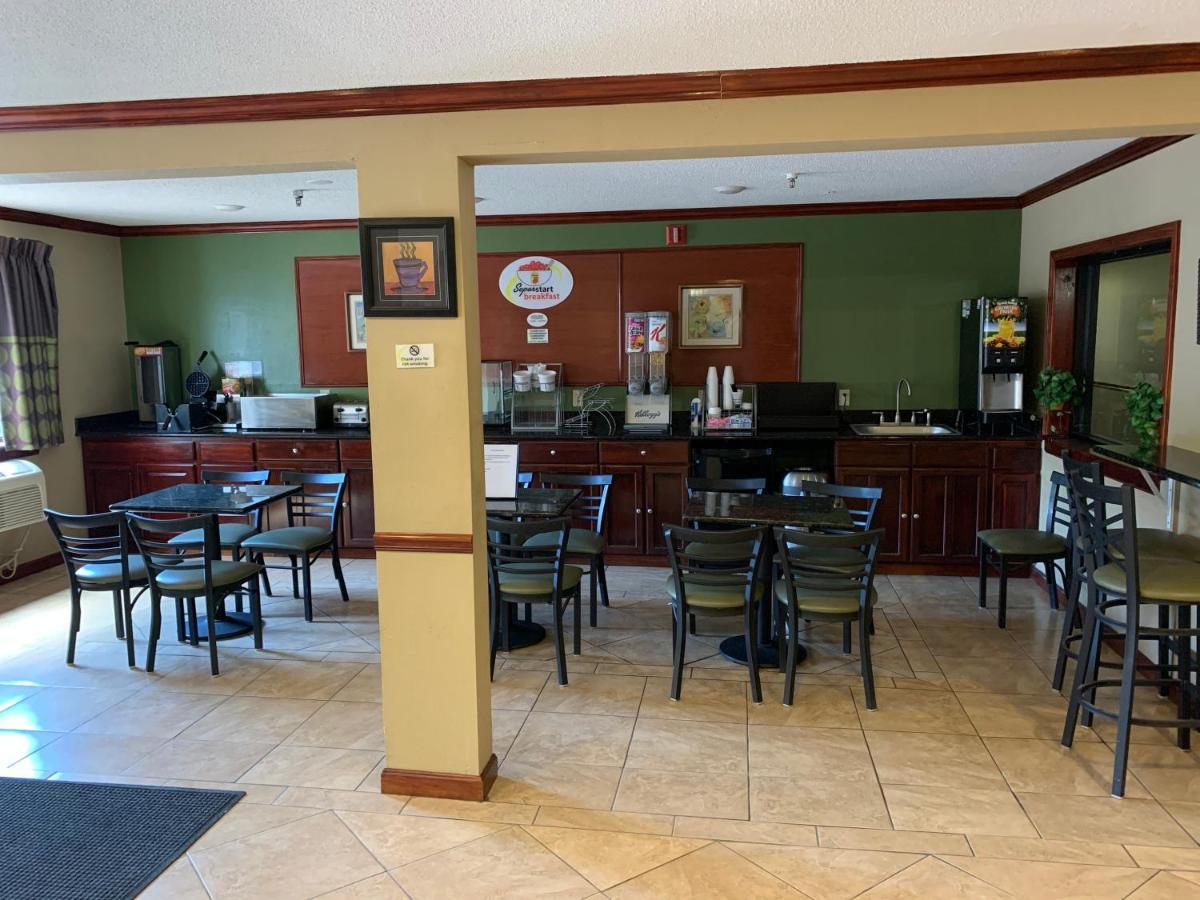 Super 8 by Wyndham Tilton/Lake Winnipesaukee Bagian luar foto
